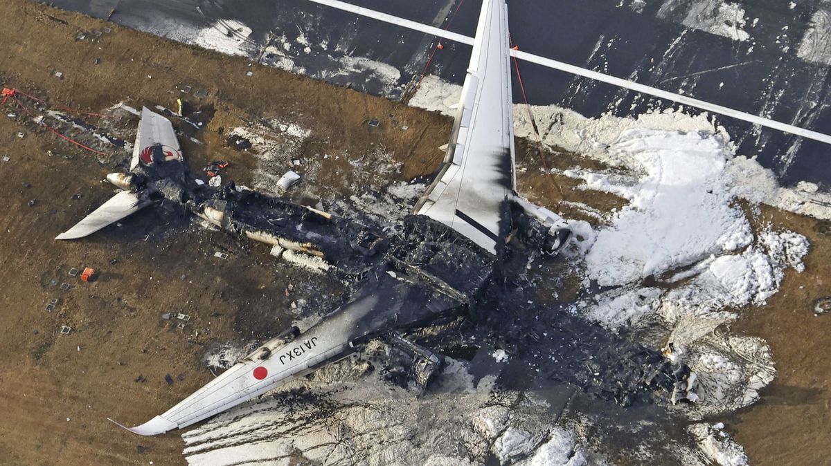 Záběry ukázaly ohořelé trosky letadla z úterní nehody na letišti v Tokiu